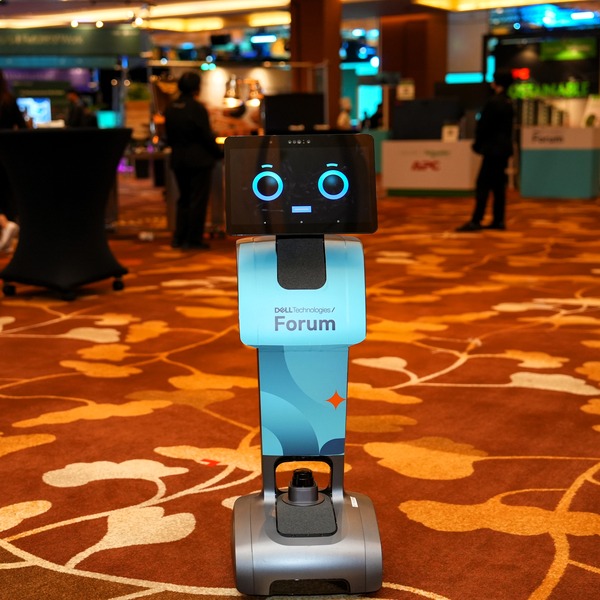Dell-Technologies-Forum-Singapore-2023-PMG-2.jpg A Dell Technologies Forum-branded robot moves around the event space.