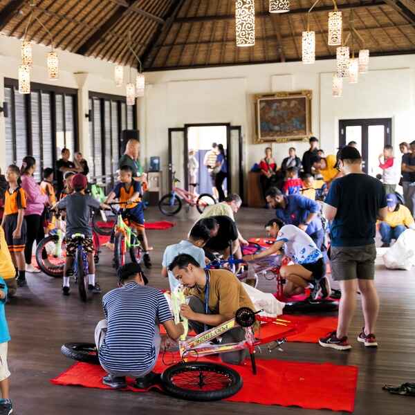 Philips-APAC-Connect-2024-PMG-4.jpg Philips APAC Connect 2024 attendees in teams, building bikes for the locals.