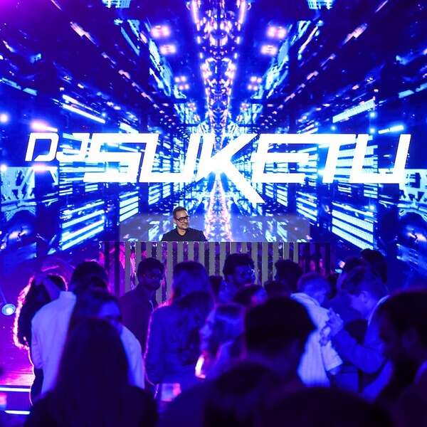 YouTube-Brandcast-2024-India-PMG-3.jpg DJ Suketu at a live set, spinning tracks amidst colorful lighting and excited YouTube Brandcast 2024 India attendees.